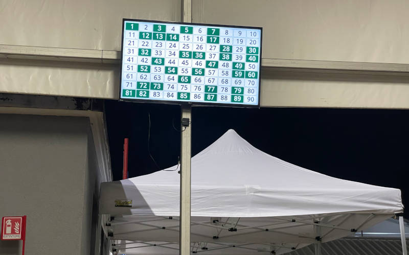 Il tabellone pubblico della tombola con i numeri estratti